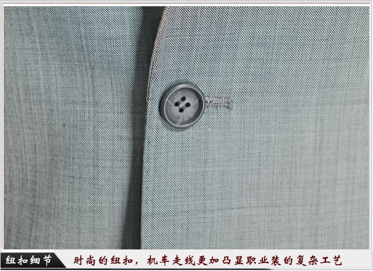 灰色平駁頭一?？勐殬I(yè)裝定制-紐扣細(xì)節(jié)展示，經(jīng)典的平駁頭衣領(lǐng)